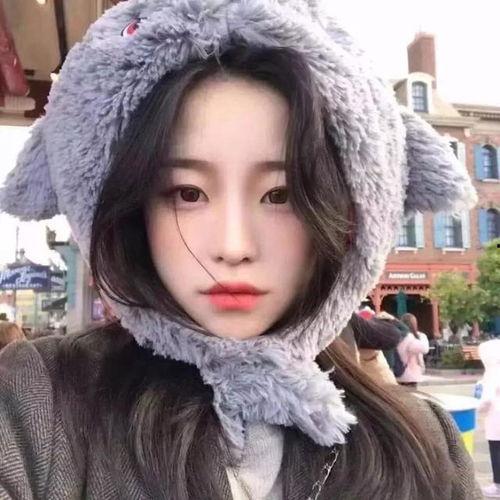 网红吃瓜头像卡通女生版,萌态可掬，趣味横生