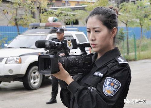 中国警察网女记者吃瓜,记录现场温情与感动