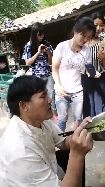 吃瓜网红搓澡被围观,吃瓜群众纷纷打卡